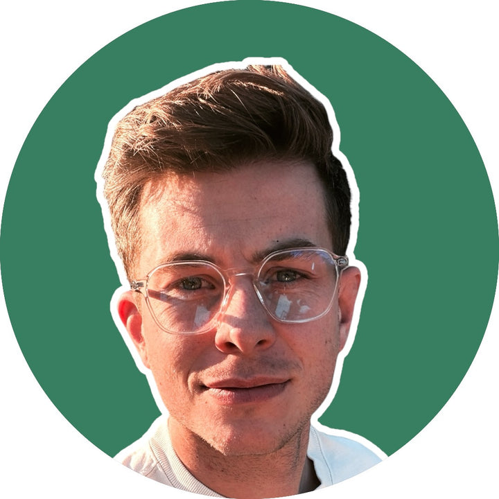 Photo de Corentin sur fond vert, un des fondateurs de la marque Tocopop